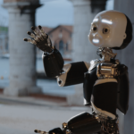 iCub 3, è italiano il robot avatar per il mondo reale: si controlla con una tuta a chilometri di distanza thumbnail
