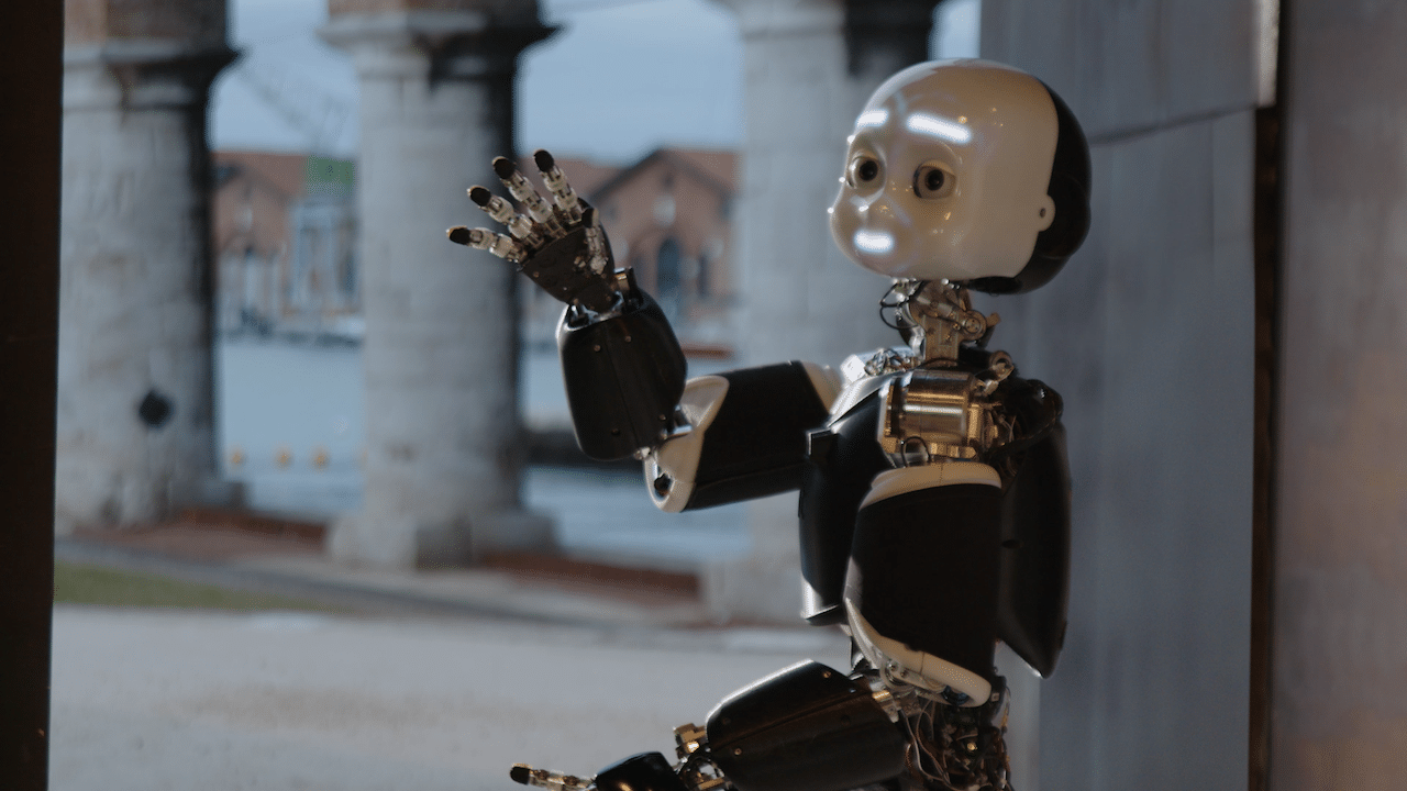 iCub 3, è italiano il robot avatar per il mondo reale: si controlla con una tuta a chilometri di distanza thumbnail