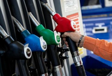 Caro Carburanti, da domani benzina e diesel scenderanno di 25 centesimi al litro thumbnail