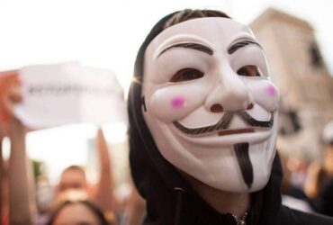 Anonymous svela i piani russi e prova a comprare carri armati thumbnail