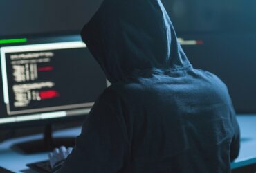 Hacker schierati con l'Ucraina: sono più di trenta i gruppi schierati contro la Russia thumbnail