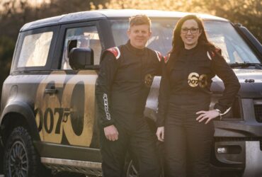 Lo stuntman di James Bond protagonista del Rally del Galles con la Land Rover Defender thumbnail