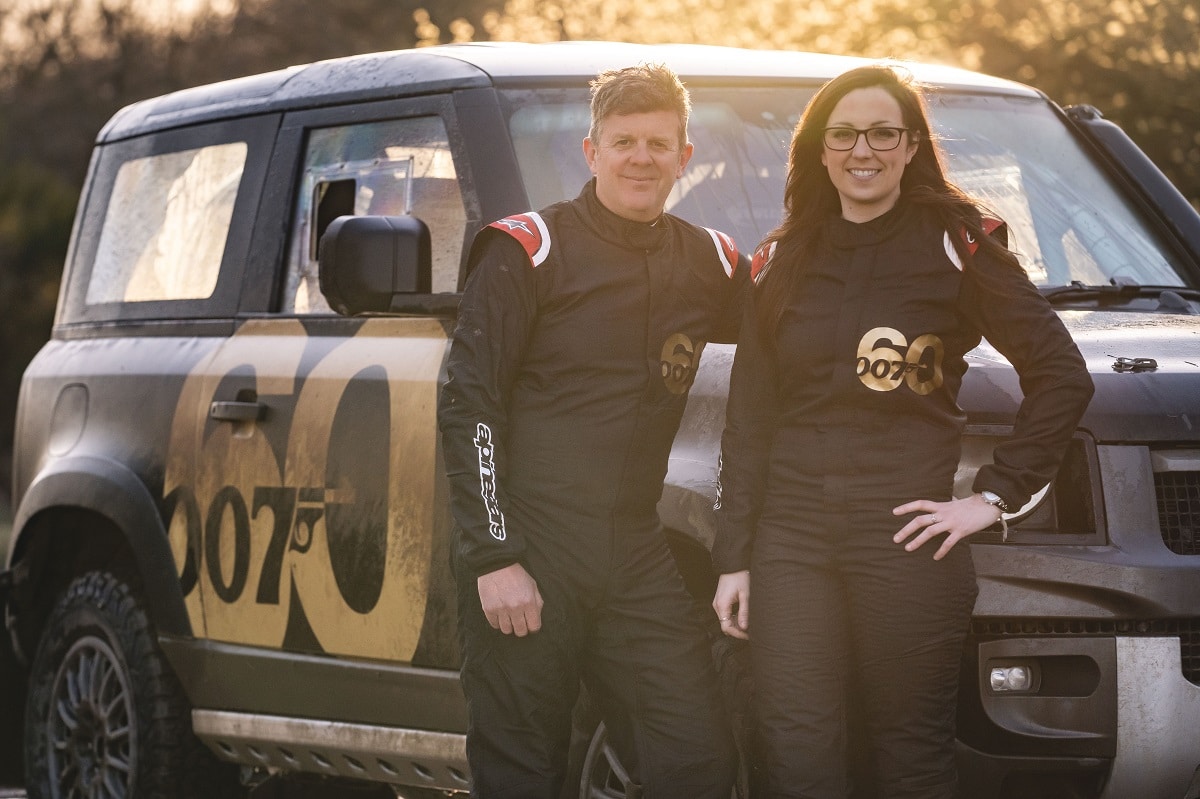 Lo stuntman di James Bond protagonista del Rally del Galles con la Land Rover Defender thumbnail