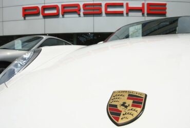 Porsche interrompe la produzione di alcuni modelli a causa del conflitto in Ucraina thumbnail