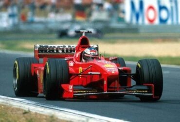 La "sfortunata" Ferrari F300 di Michael Schumacher è all'asta thumbnail