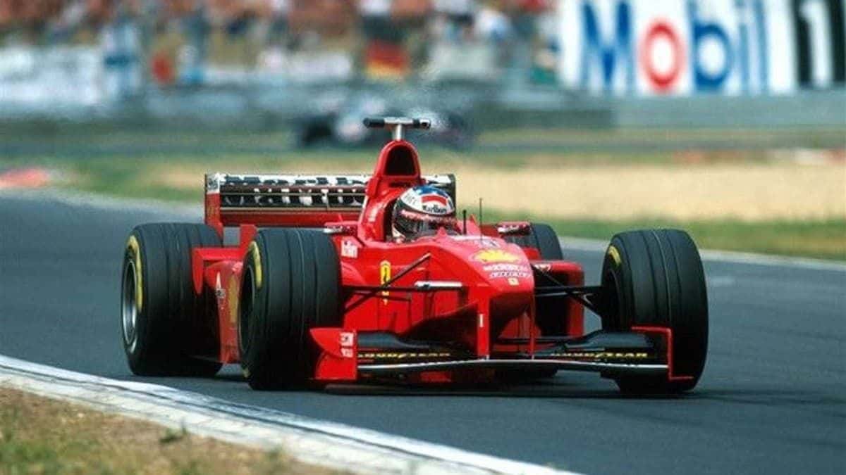 La "sfortunata" Ferrari F300 di Michael Schumacher è all'asta thumbnail