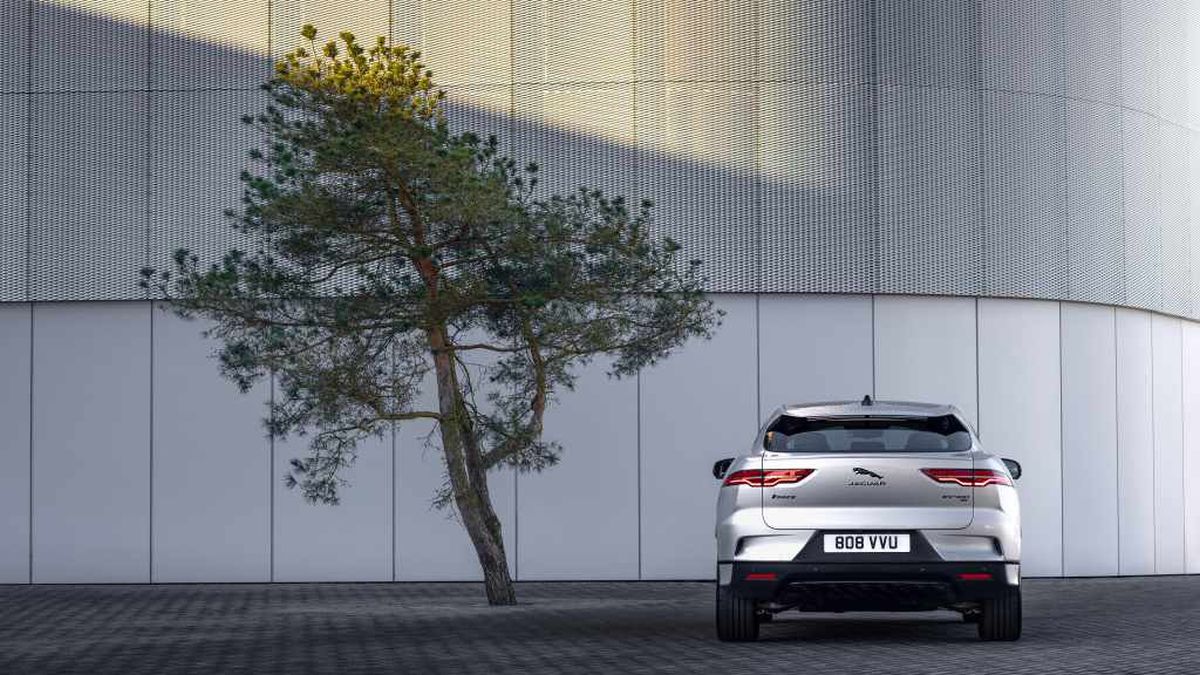 Jaguar Land Rover entro il 2030 si impegna a ridurre le emissioni del 46% thumbnail