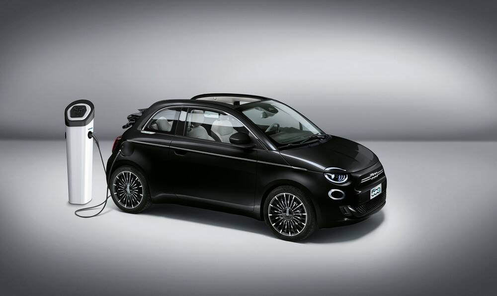 fiat 500 electric the first by bocelli car market Italy