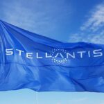 Stellantis interrompe la produzione in Russia thumbnail