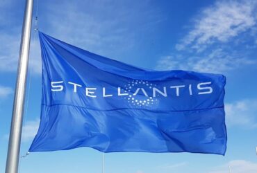 Stellantis interrompe la produzione in Russia thumbnail