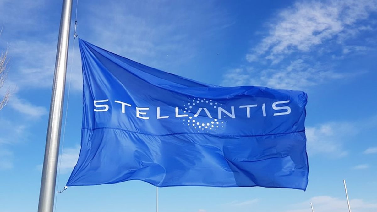 Stellantis interrompe la produzione in Russia thumbnail