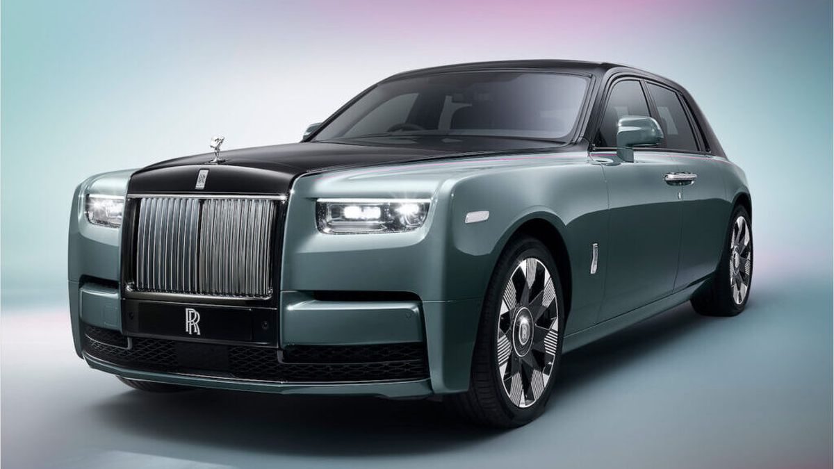 Rolls-Royce Phantom 2023, piccolo restyling per la lussuosa berlina britannica thumbnail