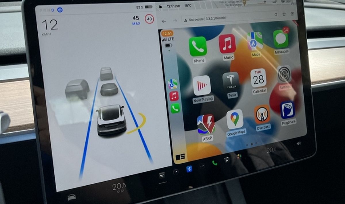 Uno sviluppatore polacco ha installato Apple CarPlay su una Tesla thumbnail