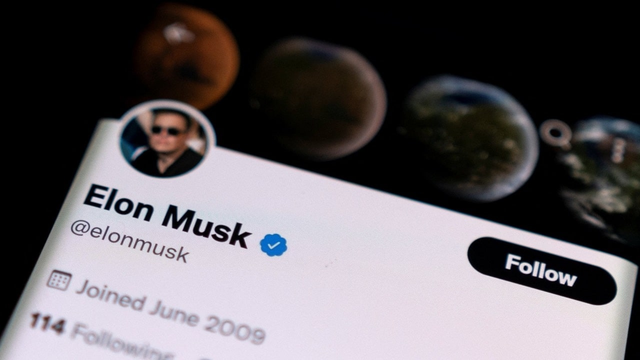 Elon Musk: l'acquisizione di Twitter è "in pausa" thumbnail