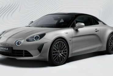 Alpine lancia la A110 GT J. Rédélé, versione speciale per i 100 anni del suo fondatore thumbnail