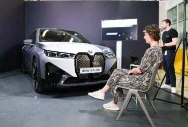 BMW iX Flow cambia colore con la forza del pensiero thumbnail