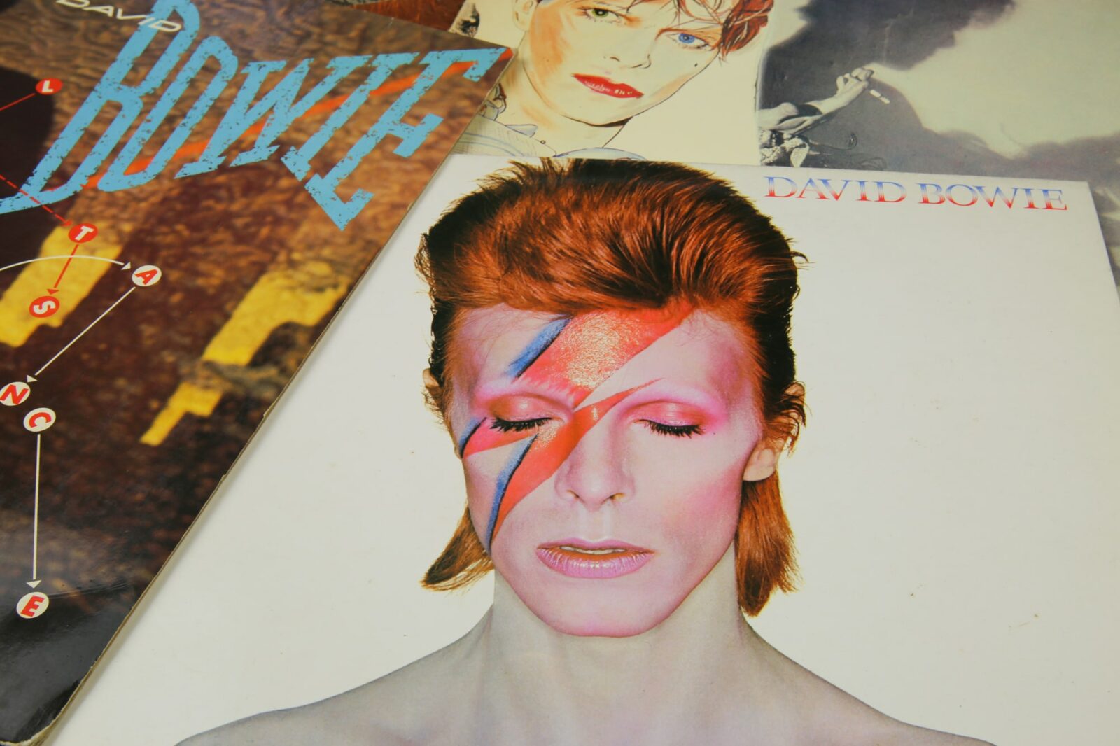 Adobe lancia nuovi strumenti digitali per i creators ispirati a David Bowie thumbnail