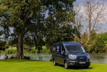 Ford E-Transit, l'elettrico che rivoluziona i veicoli commerciali grazie alla sua tecnologia thumbnail