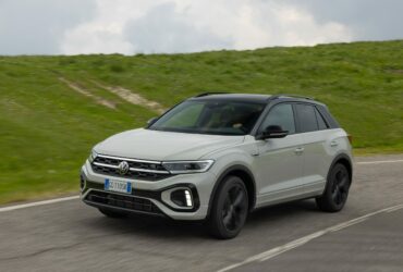 Primo contatto: Nuova Volkswagen T-Roc, il restyling non stravolge la formula vincente thumbnail
