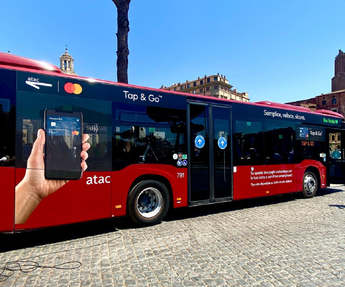 ATAC presenta il primo bus Tap&Go con lettore contactless thumbnail