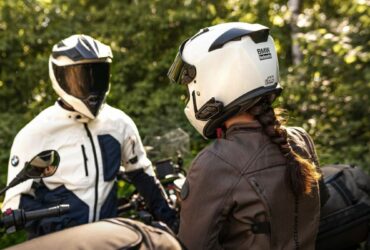 BMW Motorrad lancia il sistema di comunicazione per casco ConnectedRide Com U1 thumbnail