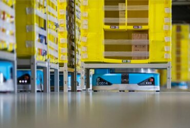 Proteus è il nuovo robot autonomo di Amazon che aiuterà i dipendenti nei magazzini thumbnail