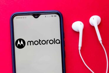 Uno studio Motorola conferma: lo smartphone non va in vacanza ed è sempre più utilizzato thumbnail