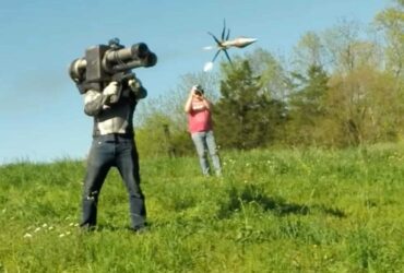 Uno YouTuber ha costruito un lanciarazzi funzionante di Halo thumbnail