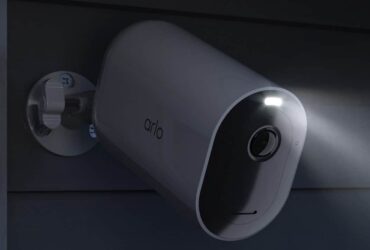 Arlo Pro 4 XL, la videocamera che sorveglia la vostra casa mentre siete in vacanza thumbnail
