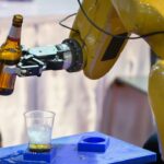 Ecco Brillo, il barista robot che prepara cocktail e chiacchiera thumbnail