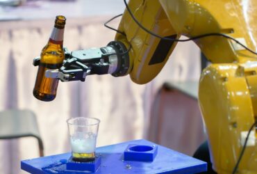Ecco Brillo, il barista robot che prepara cocktail e chiacchiera thumbnail