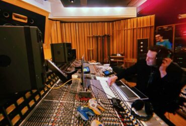 Elon Musk ha pubblicato il video ufficiale della sua canzone house thumbnail