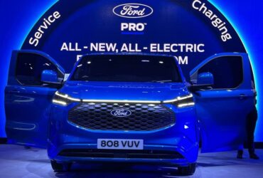 Ford presenta E-Transit Custom, la nuova gamma di veicoli commerciali elettrici e connessi thumbnail
