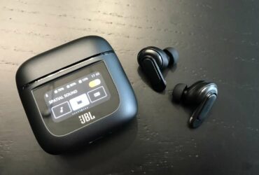 I nuovi auricolari JBL arrivano con un touchscreen sulla custodia thumbnail