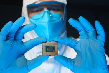 Guerra dei chip, gli Stati Uniti impongono nuovi ban alla Cina thumbnail