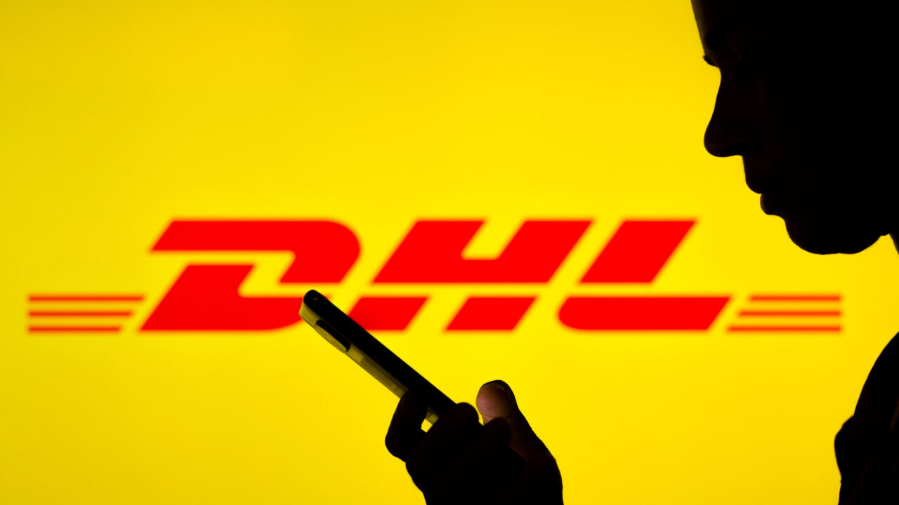 Ad Halloween aumentano le truffe dei finti corrieri: molti si fingono DHL thumbnail