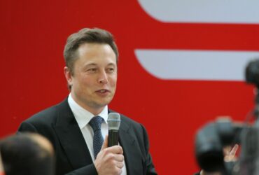 Elon Musk vuole che il Pentagono paghi per Starlink in Ucraina thumbnail