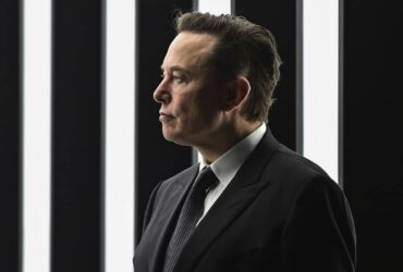 Elon Musk scioglie il consiglio direttivo di Twitter: ora è amministratore unico thumbnail