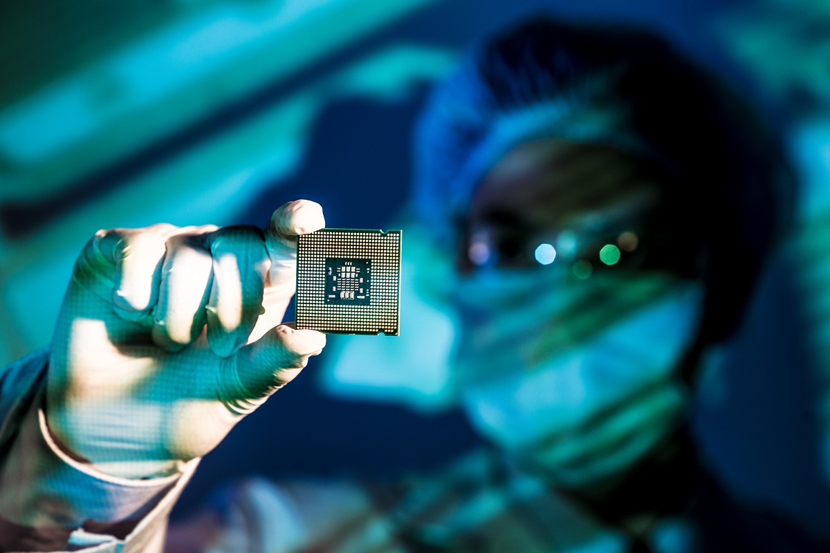 Intel ottiene un risultato storico nella sperimentazione sui chip quantici thumbnail