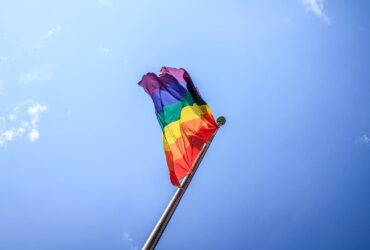 I giovani LGBTQ+ sperimentano più spesso l'incitamento all'odio online thumbnail