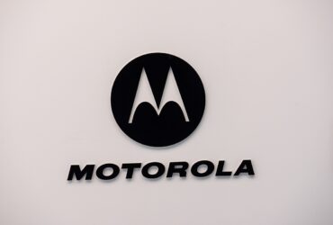Motorola svela il concept di uno smartphone con display "allungabile" thumbnail