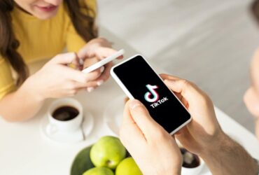 TikTok modifica l'età minima per i video live: da novembre solo maggiorenni thumbnail