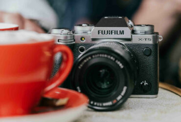 Fujifilm, nuova fotocamera digitale mirrorless X-T5 e nuovo obiettivo Fujinon thumbnail