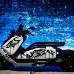 Lo scooter elettrico BMW CE 04 diventa un'opera d'arte thumbnail