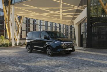 Ford Pro presenta E-Tourneo Custom, il people mover 100% elettrico thumbnail