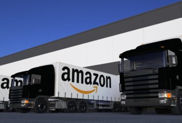 In calo il titolo di Amazon: la società esce dal club dei trilionari per la prima volta dal 2020 thumbnail