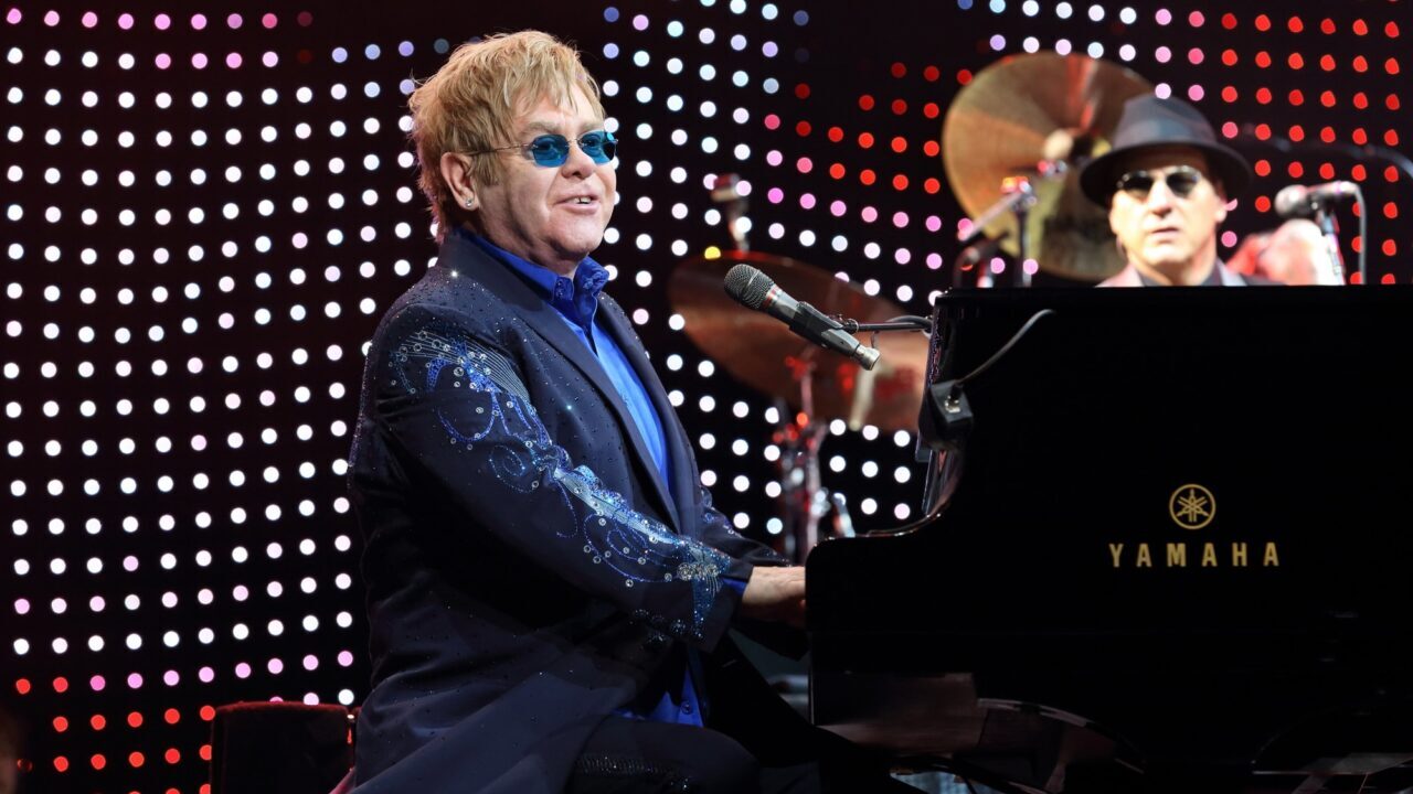 Elton John terrà un concerto virtuale su Roblox a fine mese thumbnail