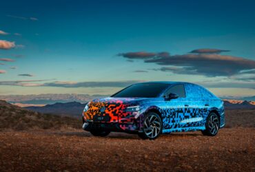 Volkswagen ID.7 ufficiale: al CES di Las Vegas con una speciale livrea "tech thumbnail