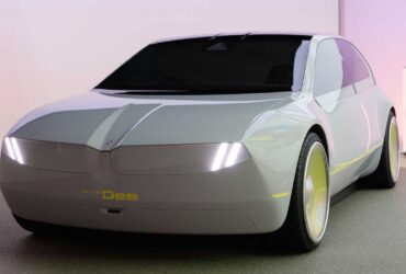 BMW mostra al CES 2023 I Vision Dee, la concept car del futuro con cui chiacchierare thumbnail