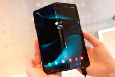 Il nuovo display OLED di Samsung si piega in due direzioni thumbnail